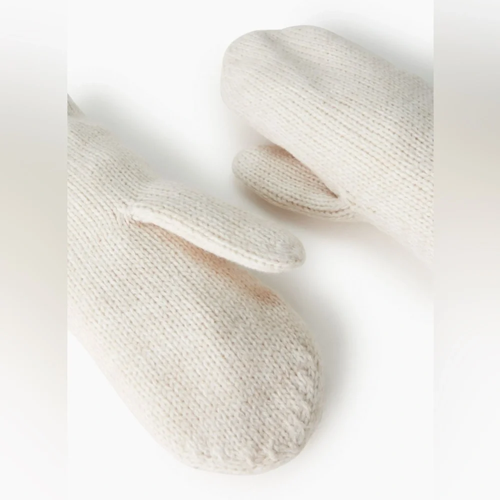 NEW Aritzia Lolo Mitten Main Character In soft Pink Rose Doux ONE SIZE